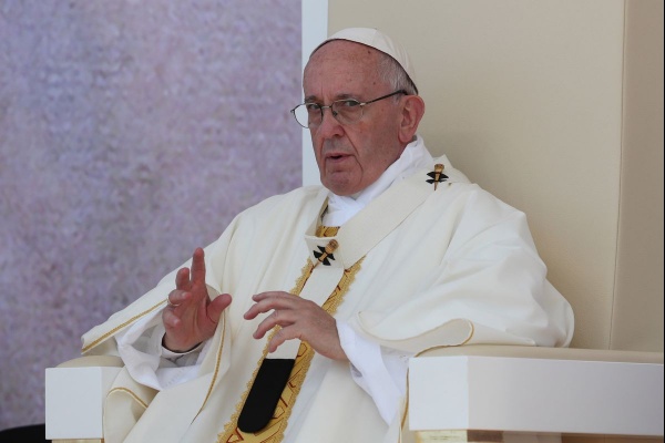 Papież: niech Zmartwychwstały ożywia waszą nadzieję